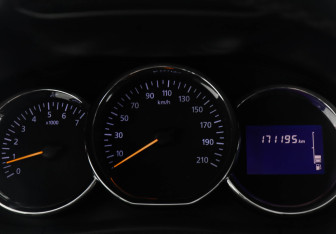 Подержанный автомобиль Renault Duster 2015 года (11 фото)