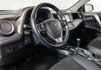 Подержанный автомобиль Toyota RAV4 2018 года (13 фото)
