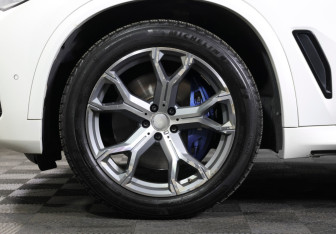 Подержанный автомобиль BMW X5 2020 года (31 фото)