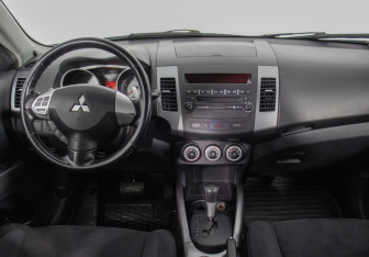 Подержанный автомобиль Mitsubishi Outlander 2008 года (13 фото)