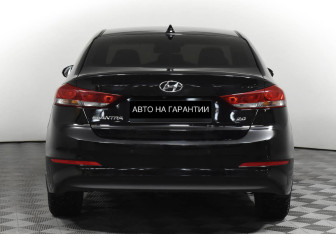 Подержанный автомобиль Hyundai Elantra Sedan 2017 года (6 фото)