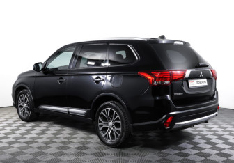 Подержанный автомобиль Mitsubishi Outlander 2015 года (7 фото)