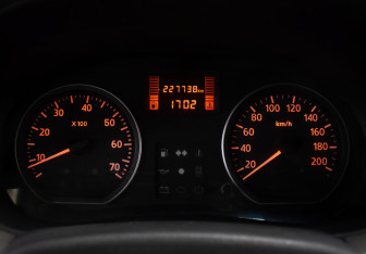 Подержанный автомобиль Renault Logan Sedan 2011 года (13 фото)