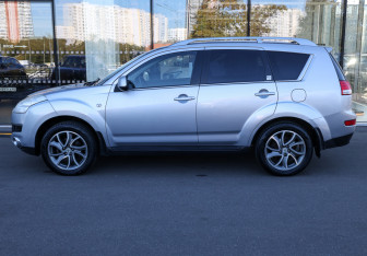 Подержанный автомобиль Citroen C-Crosser 2010 года (8 фото)