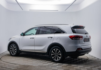 Подержанный автомобиль Kia Sorento 2017 года (7 фото)