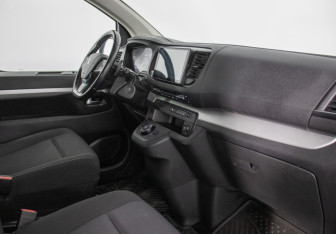 Подержанный автомобиль Peugeot Traveller 2018 года (7 фото)