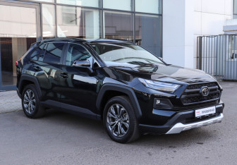 Подержанный автомобиль Toyota RAV4 2023 года (3 фото)