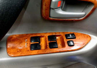 Подержанный автомобиль Toyota Land Cruiser Suv 2002 года (18 фото)