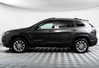 Подержанный автомобиль Jeep Cherokee 2018 года (8 фото)