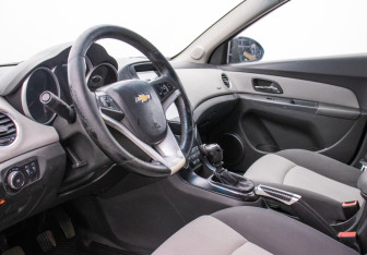 Подержанный автомобиль Chevrolet Cruze Sedan 2009 года (10 фото)