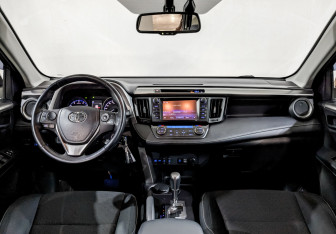 Подержанный автомобиль Toyota RAV4 2016 года (14 фото)