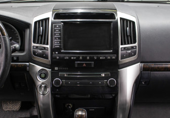 Подержанный автомобиль Toyota Land Cruiser Suv 2015 года (15 фото)