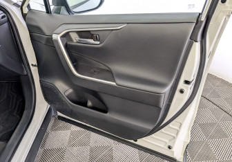 Подержанный автомобиль Toyota RAV4 2022 года (25 фото)