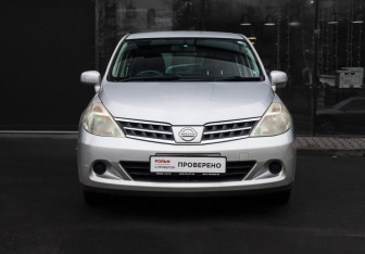 Подержанный автомобиль Nissan Tiida Hatchback 2010 года (2 фото)