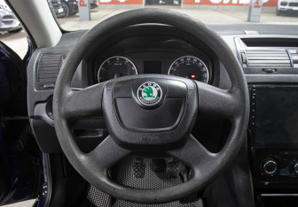 Подержанный автомобиль Skoda Octavia Liftback 2011 года (16 фото)