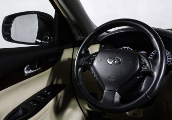 Подержанный автомобиль Infiniti QX50 2016 года (13 фото)