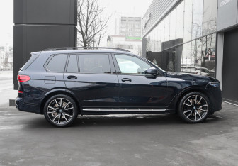 Подержанный автомобиль BMW X7 2022 года (4 фото)