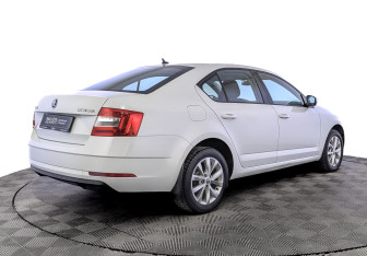 Подержанный автомобиль Skoda Octavia Liftback 2019 года (5 фото)