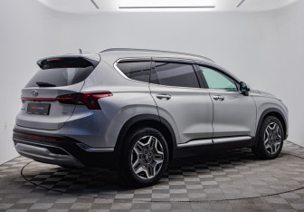 Подержанный автомобиль Hyundai Santa Fe 2023 года (5 фото)