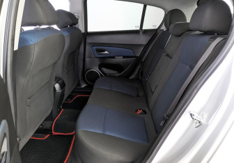Подержанный автомобиль Chevrolet Cruze Hatchback 2015 года (18 фото)