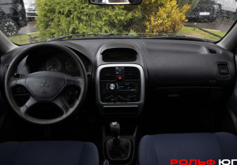 Подержанный автомобиль Mitsubishi Carisma Sedan 2002 года (2 фото)