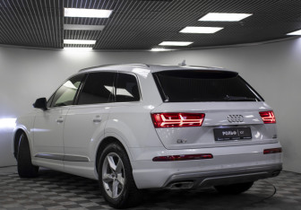 Подержанный автомобиль Audi Q7 2015 года (25 фото)