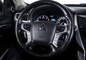 Подержанный автомобиль Mitsubishi Pajero Sport 2017 года (13 фото)