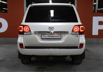 Подержанный автомобиль Toyota Land Cruiser Suv 2013 года (6 фото)