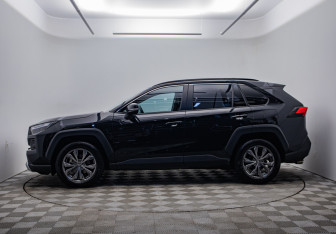 Подержанный автомобиль Toyota RAV4 2023 года (8 фото)