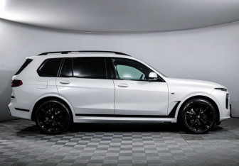 Подержанный автомобиль BMW X7 2023 года (4 фото)