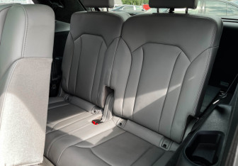 Подержанный автомобиль Audi Q7 2021 года (26 фото)