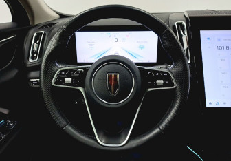 Подержанный автомобиль Hongqi HS3 2024 года (12 фото)