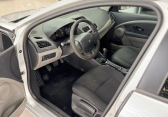 Подержанный автомобиль Renault Fluence 2010 года (10 фото)