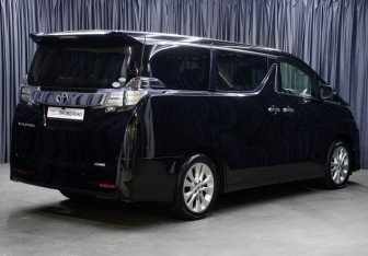 Подержанный автомобиль Toyota Vellfire 2016 года (5 фото)