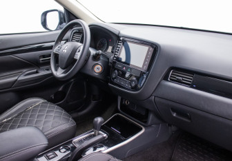 Подержанный автомобиль Mitsubishi Outlander 2022 года (10 фото)