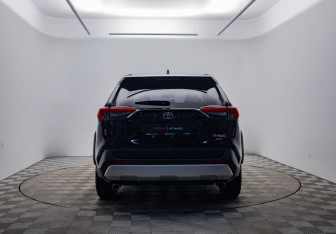 Подержанный автомобиль Toyota RAV4 2023 года (6 фото)