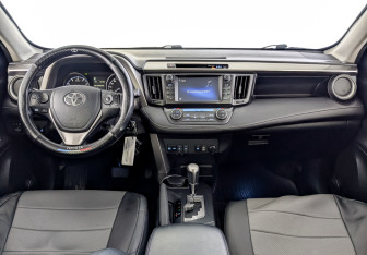 Подержанный автомобиль Toyota RAV4 2017 года (15 фото)