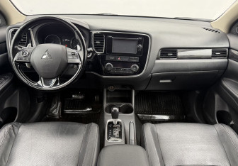 Подержанный автомобиль Mitsubishi Outlander 2016 года (12 фото)
