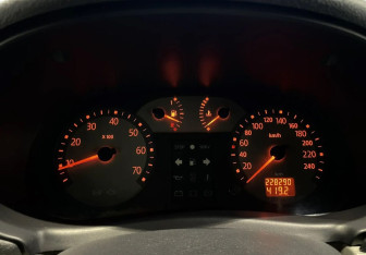 Подержанный автомобиль Renault Symbol 2004 года (14 фото)