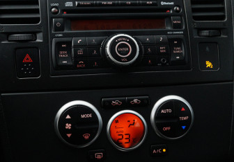 Подержанный автомобиль Nissan Tiida Hatchback 2012 года (15 фото)