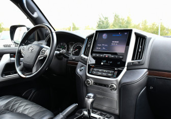 Подержанный автомобиль Toyota Land Cruiser Suv 2017 года (9 фото)
