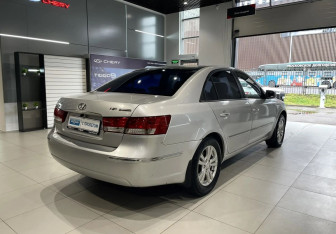 Подержанный автомобиль Hyundai Sonata 2008 года (4 фото)
