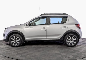 Подержанный автомобиль Renault Sandero 2016 года (8 фото)