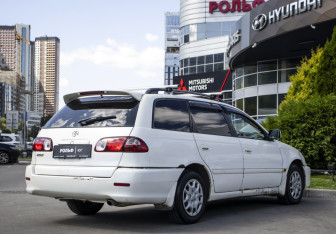 Подержанный автомобиль Toyota Caldina 2002 года (5 фото)