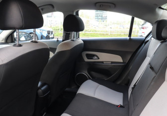 Подержанный автомобиль Chevrolet Cruze Sedan 2013 года (10 фото)