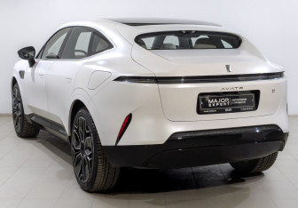 Подержанный автомобиль Avatr 11 2024 года (7 фото)