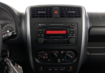 Подержанный автомобиль Suzuki Jimny 2011 года (17 фото)