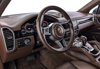 Подержанный автомобиль Porsche Cayenne 2018 года (15 фото)