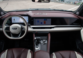 Подержанный автомобиль Geely Monjaro 2023 года (12 фото)