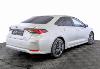 Подержанный автомобиль Toyota Corolla Sedan 2022 года (5 фото)